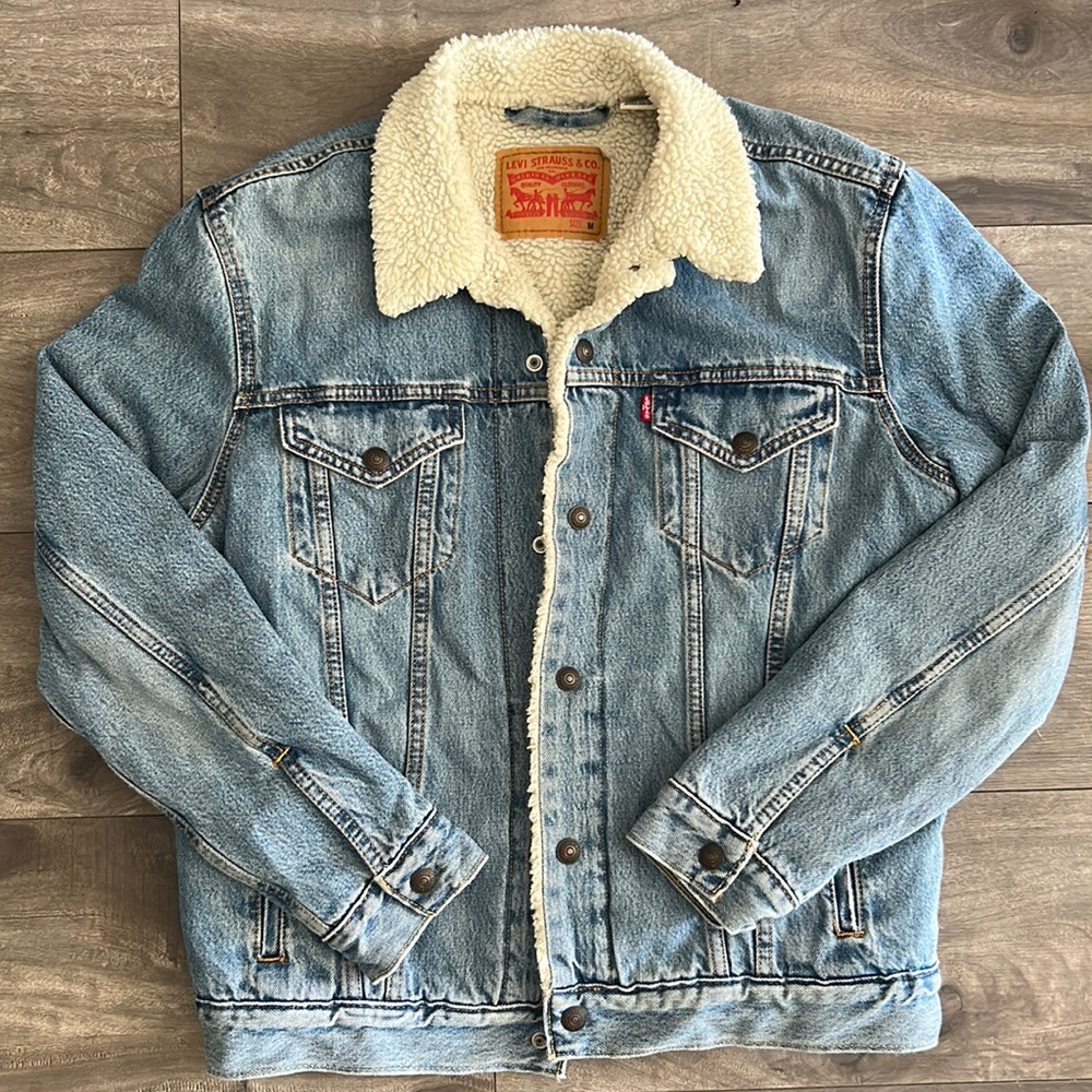 Levi’s SZ M Sherpa lined Trucker jean jacket